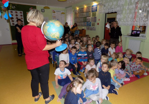 Pani Ela prezentuje globus