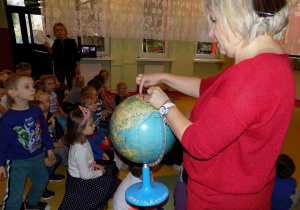 Pani Ela pokazuje Polskę na globusie