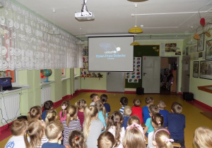 Dzieci oglądają prezentację na temat Praw Dziecka