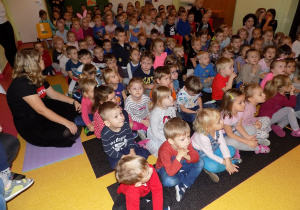 Dzieci słuchają utworu Stanisława Moniuszki "Straszny Dwór"