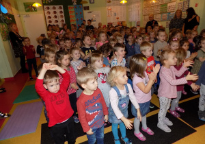 Dzieci tańczą do utworu Stanisława Moniuszki