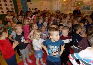 Dzieci tańczą do utworu Stanisława Moniuszki