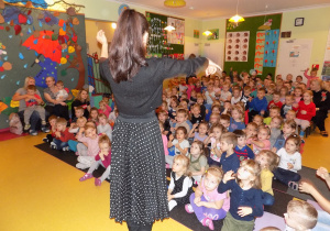 Dzieci tańczą do utworu "Prząśniczka" Stanisława Moniuszki