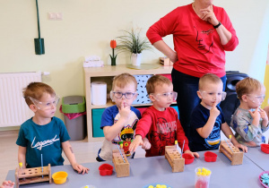 Tymon, Gracjan, Oskar, Staś i Olek podczas robienia mydełek.