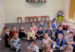 Dzieci z grupy Elfiki i Żuczki podczas pokazu baniek.