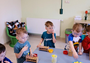 Filip, Hubert, Tymon, Gracjan i Oskar podczas robienia mydełek.