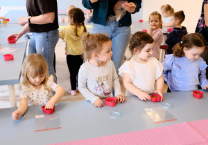 Amelia, Florka, Hania i Pola podczas robienia mydełek.
