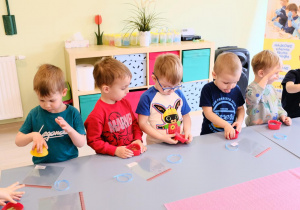 Tymon, Oskar, Gracjan, Staś i Olek wyjmują swoje mydełka.