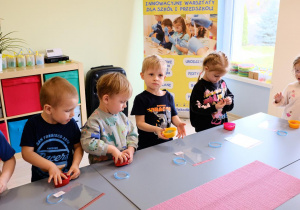 Staś, Olek, Tymon i Pola wyjmują swoje mydełka.