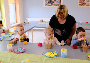 Lila, Ignacy, Marcysia i Bartek robią swoje mydełka.