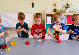 Hubert, Tymon, Oskar, Gracjan i Staś pakują swoje mydełka.