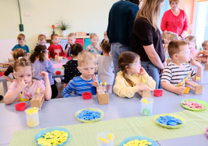 Oliwka i Pola robią swoje mydełka.