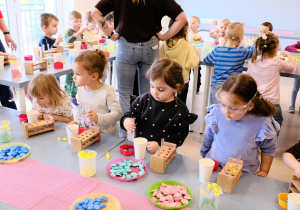 Amelia, Florka, Hania i Pola podczas robienia mydełek.