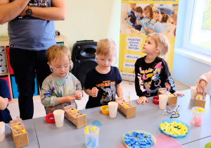 Olek i Tymek podczas robienia mydełek.
