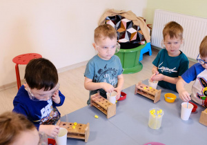 Filip, Hubert, Tymon i Gracjan podczas robienia mydełek.