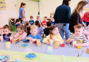 Olek, Oliwka i Pola podczas robienia mydełek.