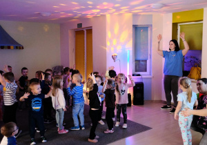 Elfiki i Żuczki podczas zabaw ruchowych przy muzyce.