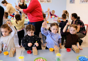 Florka, Hania i Pola podczas robienia mydełek.