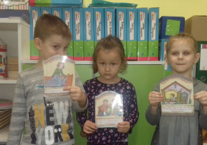 Arturek, Michasia i Zuzia trzymają ilustracje przedstawiające prawa dziecka