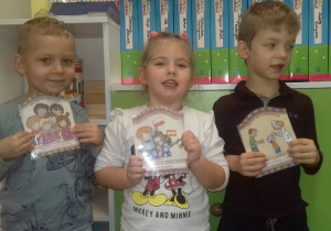 Leon, Julka i Miłoszek trzymają ilustracje przedstawiające prawa dziecka