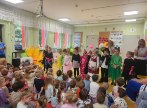 Przedstawienie pt ,,Teatr z Calineczką" w wykonaniu Dzieci z grupy Żabki.