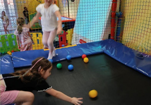 Zabawy na trampolinie.