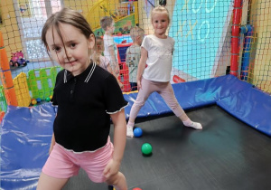 Zabawy na trampolinie.
