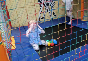 Zabawy na trampolinie.