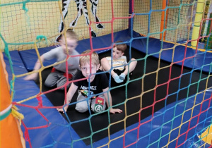 Zabawy na trampolinie.