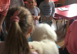 Dzieci słuchają informacji na temat pochodzenia psów.