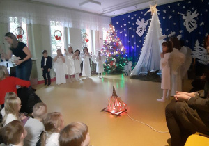 Dzieci z grupy Pszczółki podczas przedstawienia.