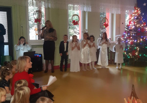 Powitanie dzieci przez Panią Dyrektor.