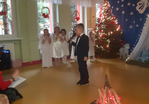 Jasio z grupy Pszczółki w roli narratora.