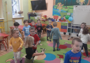 Zabawy ruchowe przy muzyce.