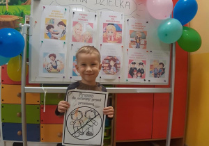 Ignacy prezentuje swój obrazek- wybrane prawo dziecka.