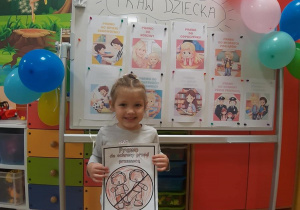 Oliwka prezentuje swój obrazek- wybrane prawo dziecka.
