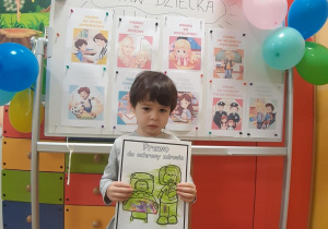 Lila prezentuje swój obrazek- wybrane prawo dziecka.
