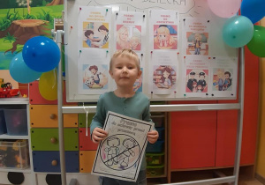 Ksawery prezentuje swój obrazek- wybrane prawo dziecka.