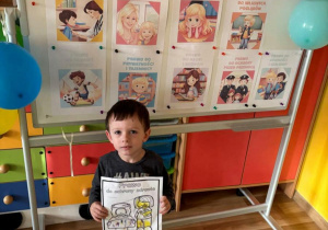 Filip prezentuje swój obrazek- wybrane prawo dziecka.