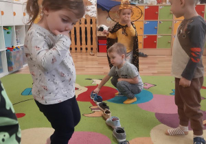 Dzieci z grupy Elfiki wróżą z butów.