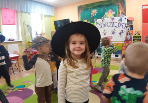 "Czarownica" Pola podczas tańców andrzejkowych.