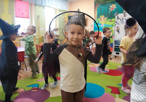 "Czarodziej" Ignacy podczas tańców andrzejkowych.