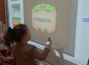 Elfiki- zabawy z tablicą interaktywną.