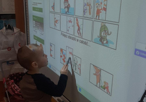 Staś przy tablicy interaktywnej.