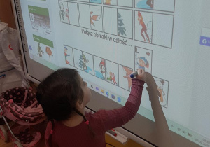 Hania przy tablicy interaktywnej.