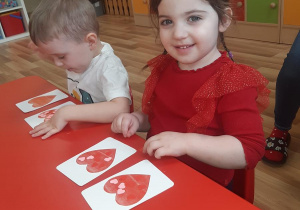 Hania ozdabia swoją walentynkę.