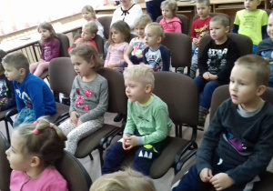 Dzieci z uwagą oglądają prezentację multimedialną