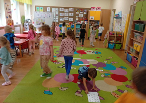 Dzieci szukają pszczoły.