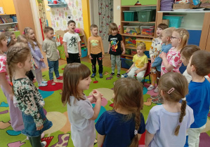 Dzieci śpiewają "Sto lat".