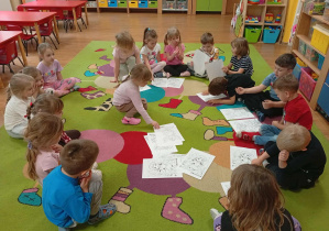 Dzieci wybierają "Calineczkę".